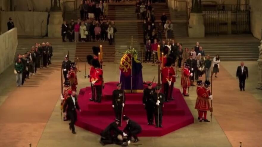 Guardia real se desmaya mientras custodiaba el féretro en el funeral de la reina Isabel II