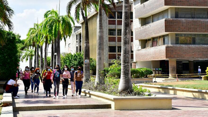 Estudiantes de UA, ' felices ' por regreso a presencialidad