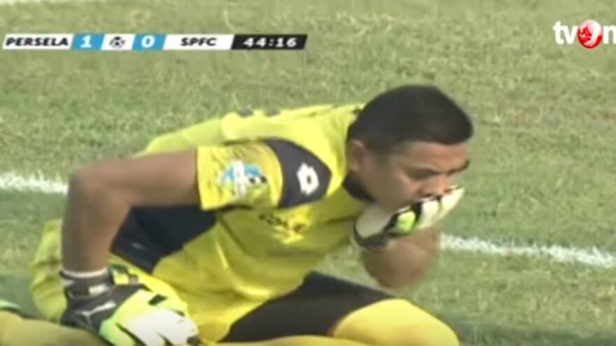 Luto en el fútbol: muere arquero tras chocar con otro jugador en pleno partido