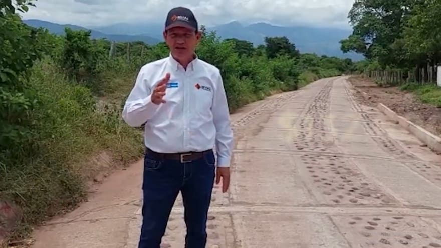 La Guajira: director territorial de Invías entrega vía rural en el municipio de Villanueva