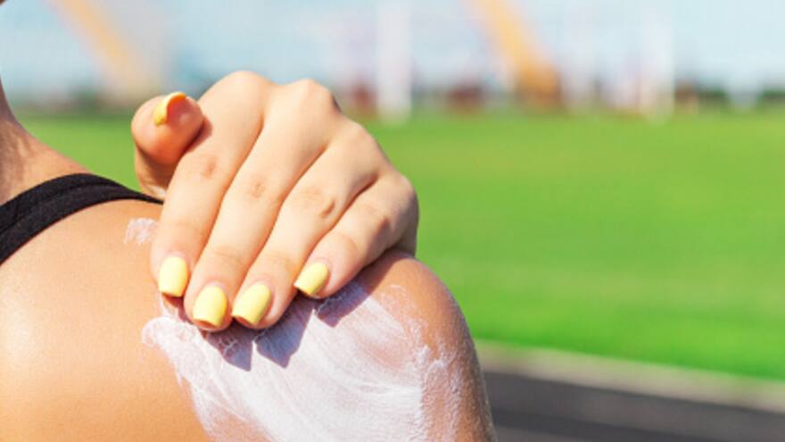 Johnson & Johnson retira 5 cremas solares tras detectar elemento cancerígeno