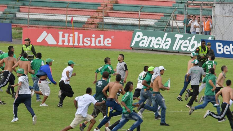 Hinchas del Cali invaden la cancha para agredir a los jugadores en partido ante Cortuluá