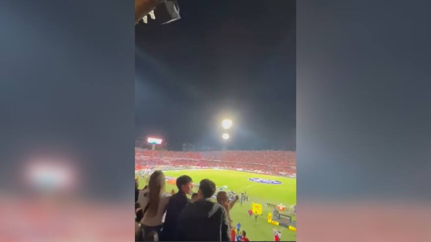 Hinchas gritaron 'fuera, Petro' en el Atanasio Girardot