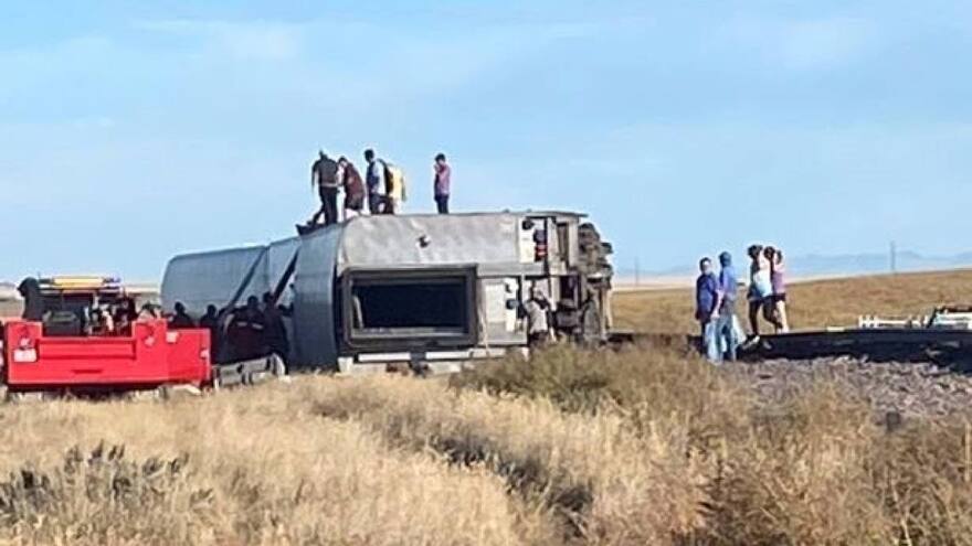Tres muertos y decenas de heridos tras descarrilarse tren en EE. UU.