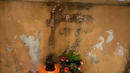 Feligreses reportan aparición del rostro de Jesús en el atrio de una iglesia
