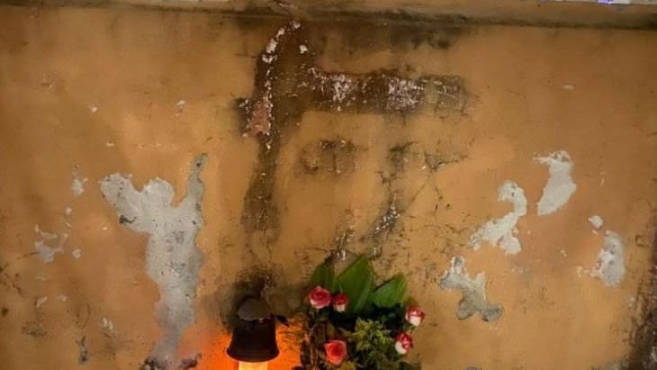 Feligreses reportan aparición del rostro de Jesús en el atrio de una iglesia