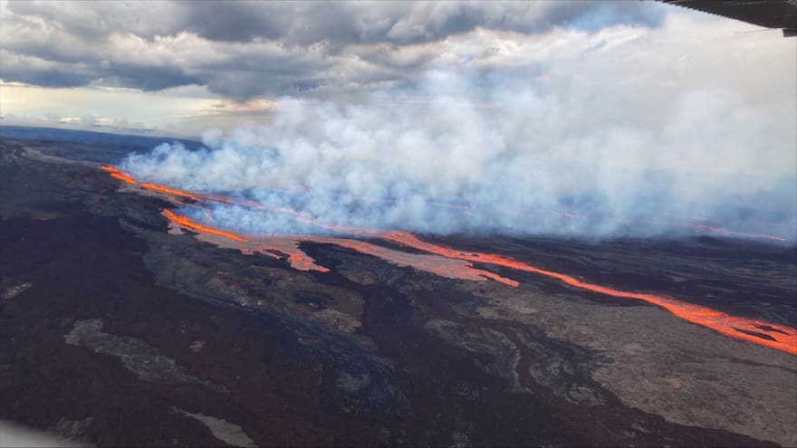 Volcán Mauna Loa de Hawái, el activo más grande del mundo, entró en erupción