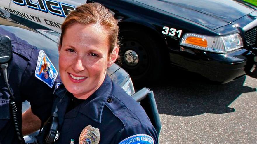 Policía que disparó a afroamericano en EE. UU. es acusada de homicidio