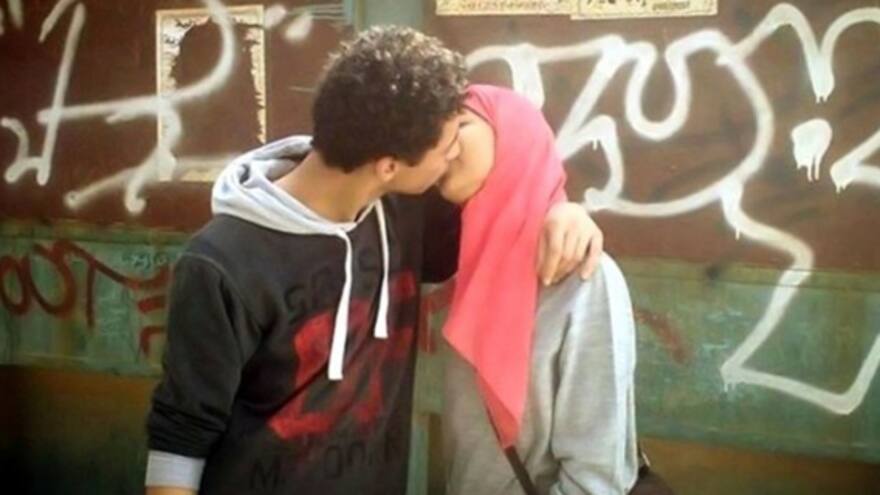 Amonestados menores en Marruecos por subir a Facebook una foto besándose