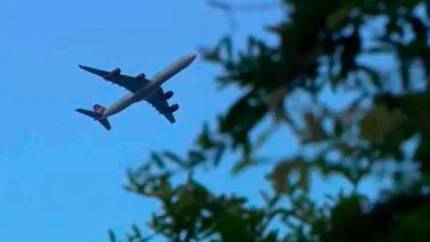 En video | Conmoción en Londres por hallazgo de un cuerpo que supuestamente cayó de un avión