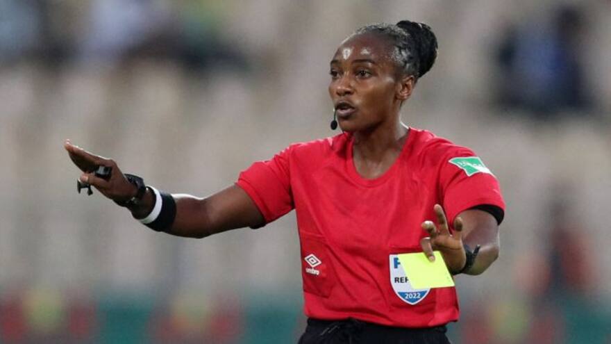 Salima Mukansanga, primera mujer en arbitrar un partido de la Copa de África