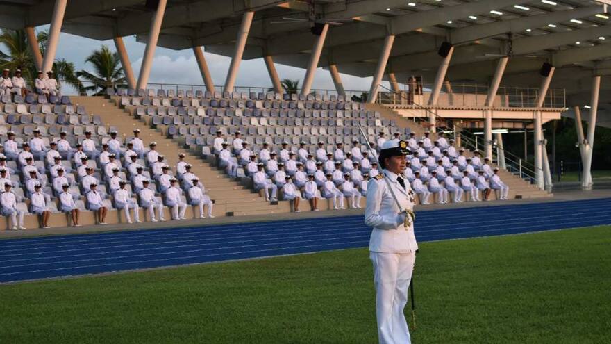 Mujer asume por primera vez comando del batallón de Cadetes de la Escuela Naval