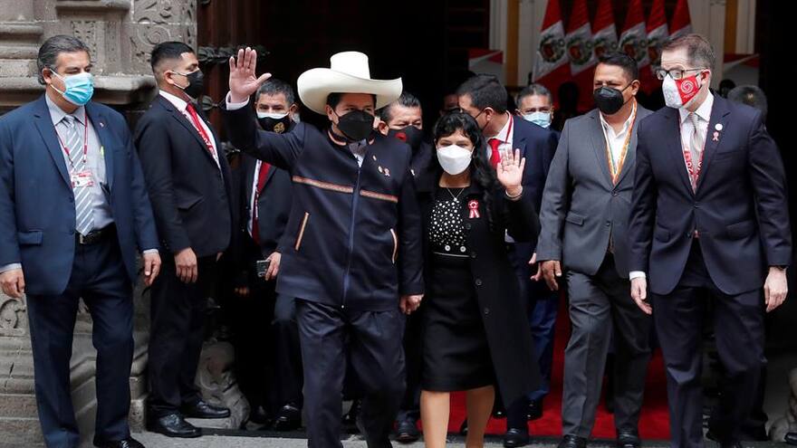 Pedro Castillo es oficialmente el nuevo presidente de Perú