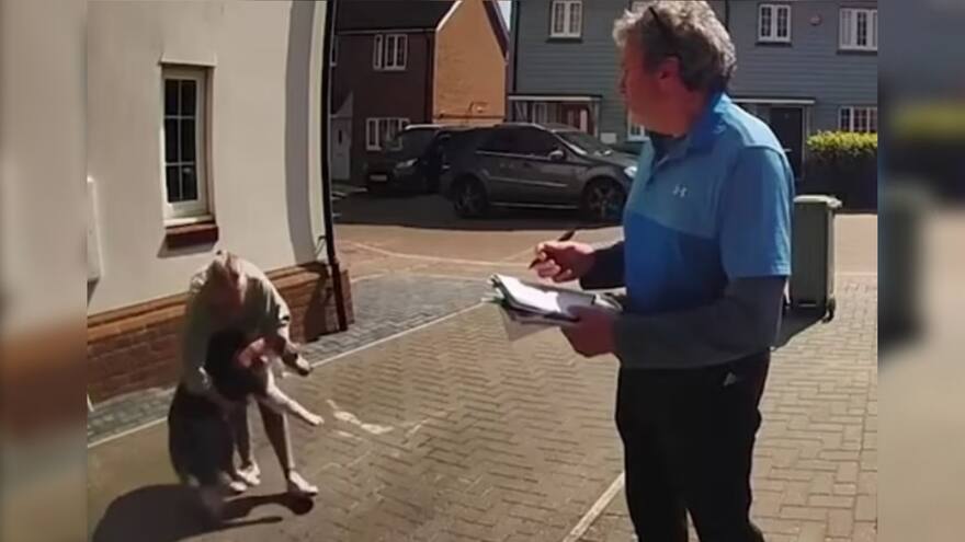 ¡Qué reflejos! Mujer atrapa a su perro luego de que cayera de un segundo piso