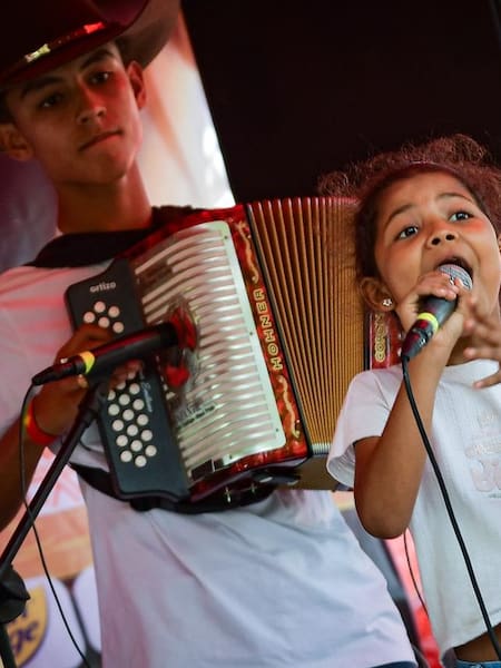 Una niña obtiene la corona en el concurso de Piqueria infantil