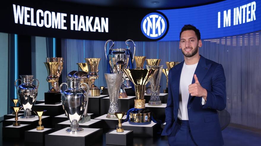 Calhanoglu dejó al Milan para fichar por el Inter