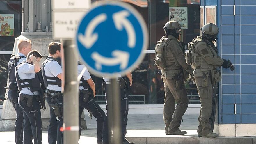 Toma de rehén en estación de trenes alemana podría tener motivación terrorista: Policía