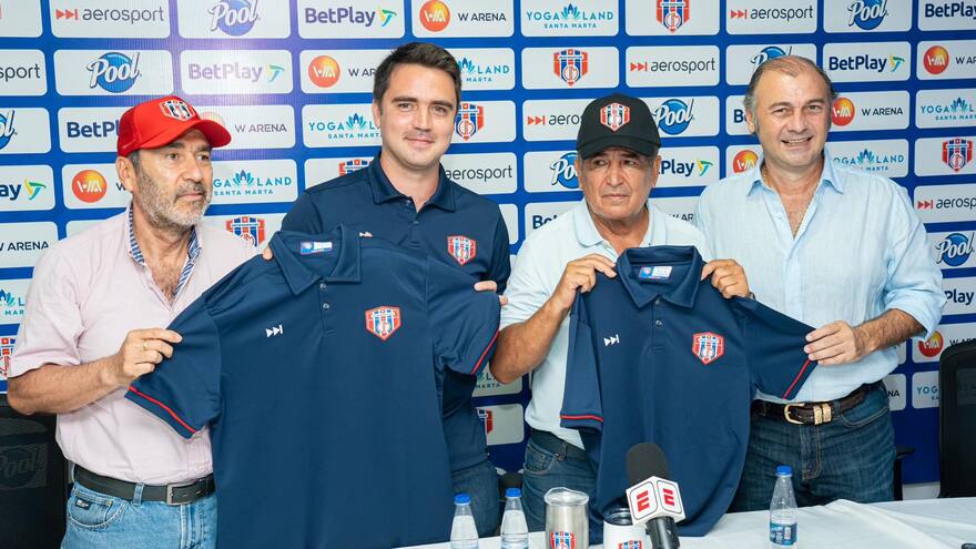 Pinto vuelve a llorar y deja escenas jocosas en presentación como DT de Unión