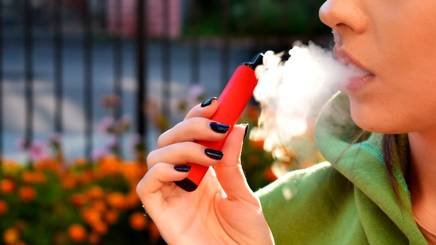 El Reino Unido prohibirá la venta de vapeadores desechables en junio de 2025