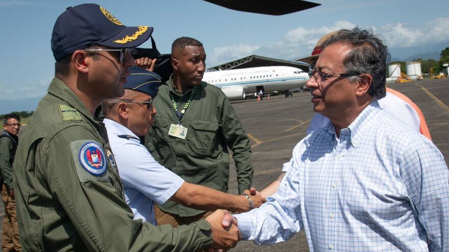 Petro explicó que aplazó reconocimiento de tropas por un 'profundo dolor de estómago'