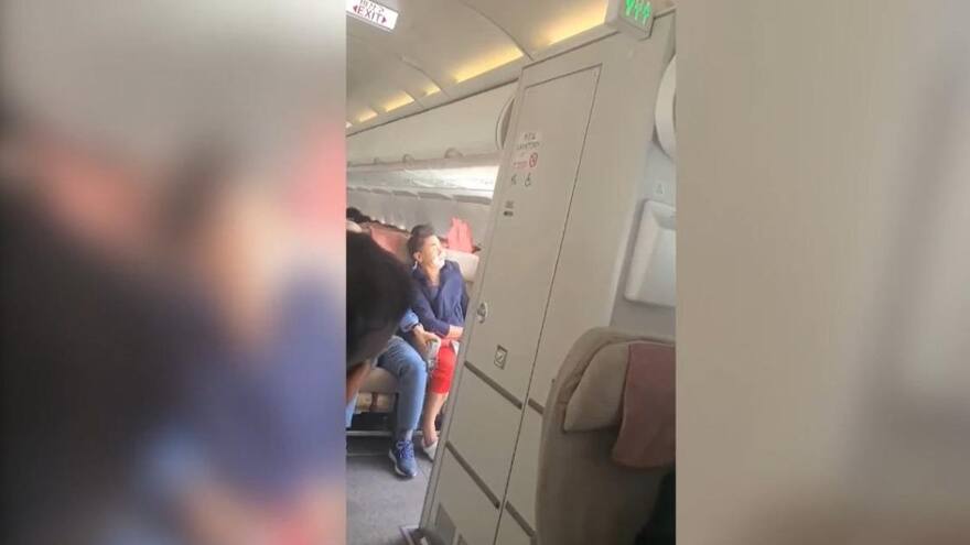 Hombre abrió puerta de un avión en pleno vuelo: confesó sentirse 'sofocado'