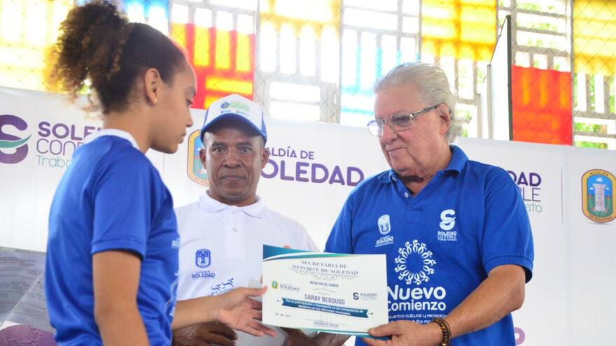 600 niños de las Escuelas de Iniciación Deportiva de Soledad reciben uniformes