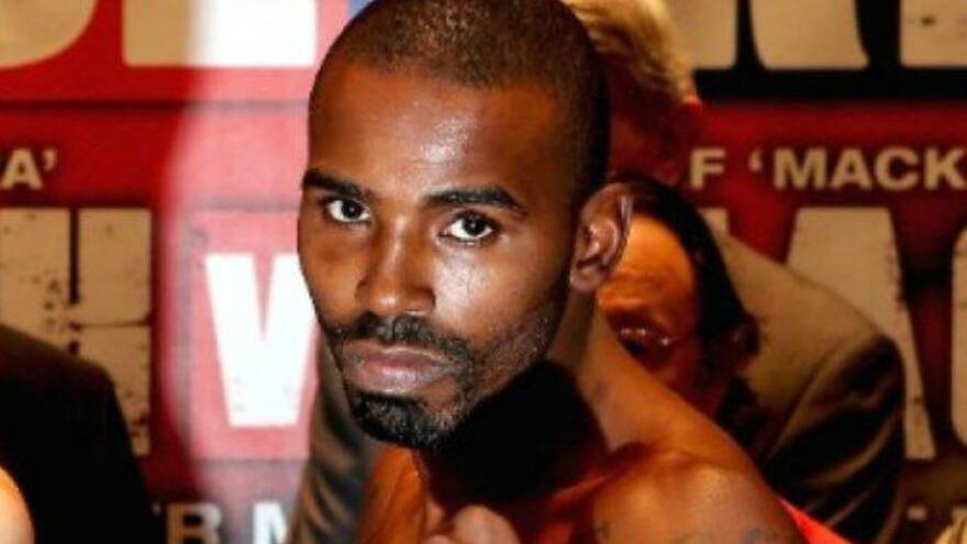 Brutal golpiza del boxeador Yusaf Mack a un hombre por insultos homofóbicos