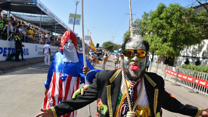 Adam Hosain ‘el ahorcao’ y sus verdugos, acompañan la Gran Parada de Tradición