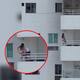 Mujer por poco cae al vacío desde un piso 10 en Cartagena al tomarse una foto
