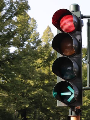 ¿Por qué a veces el rojo dura más que el verde?: la lógica detrás de los semáforos