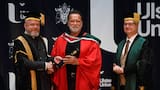 Arnold Schwarzenegger recibe doctorado honoris causa de la Universidad del Ulster