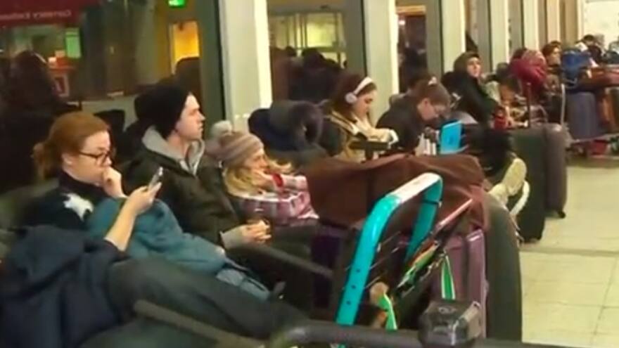 Miles de pasajeros esperan en aeropuerto de Londres por presencia de drones