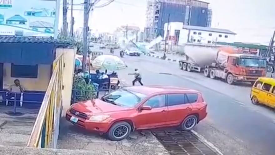 Video: una avioneta se estrelló en plena calle de Lagos, en Nigeria