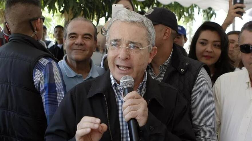 'Con ella comparto el sufrimiento de patria': Uribe sobre Betancourt
