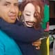 Cristian Montenegro y su muñeca de trapo que comparan con un Año Viejo