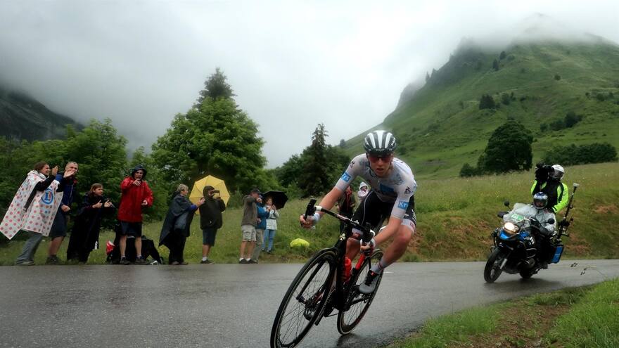 Teuns se impone en la primera etapa alpina y Pogacar aplasta a sus rivales