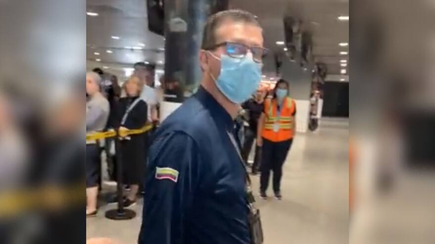 Funcionario de Migración Colombia que agredió a hombre en El Dorado habló sobre los hechos