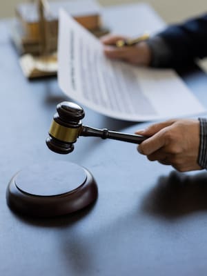 Defender también exige humanidad