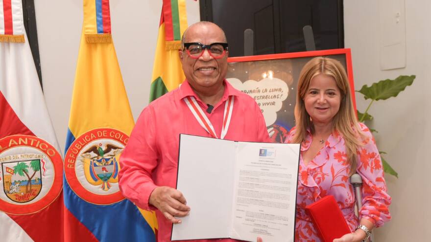Álvaro Barrios fue condecorado con la medalla Puerta de Oro de Colombia