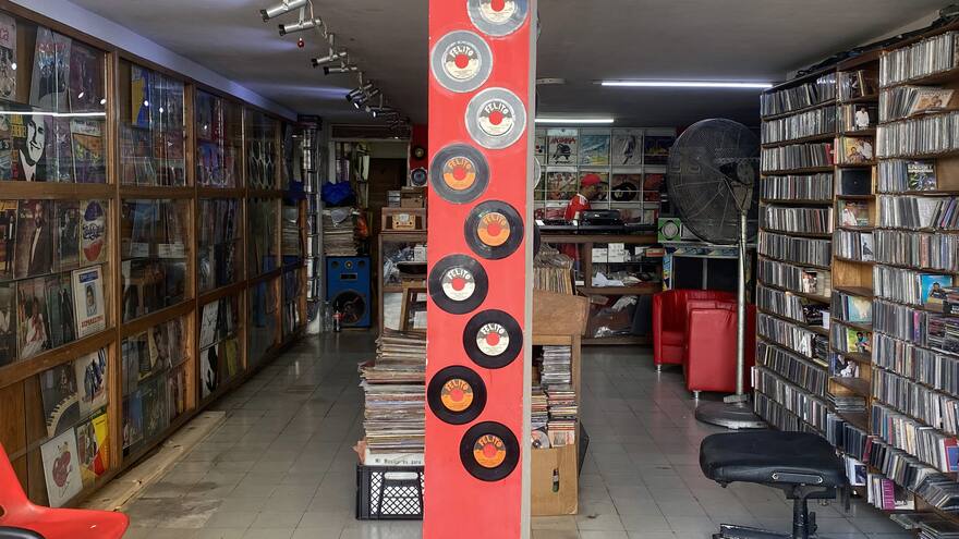 La tienda de discos más grande del Caribe sobrevive por la música colombiana y africana