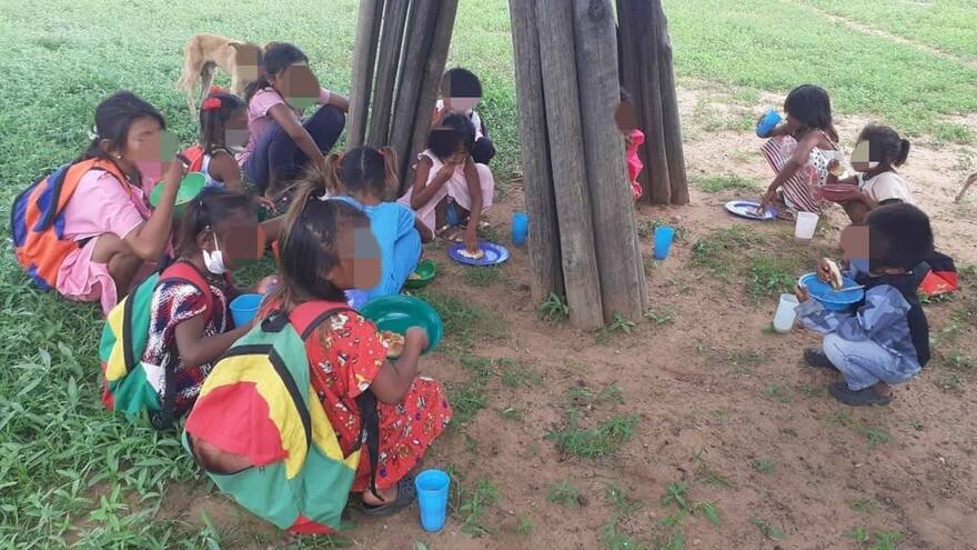 Niños wayuu reciben clases en el suelo de una enramada