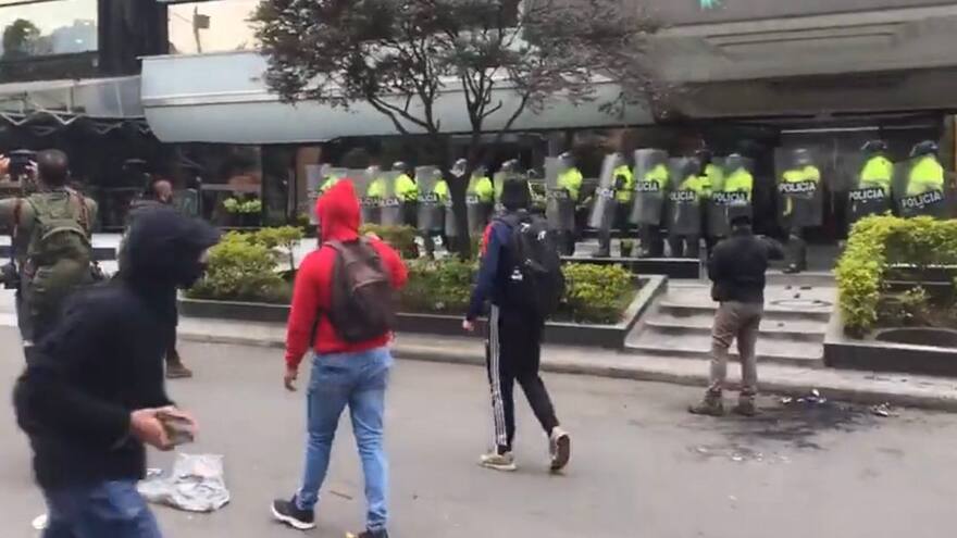 Manifestantes atacaron hotel donde se realizaba el Foro Madrid en Bogotá