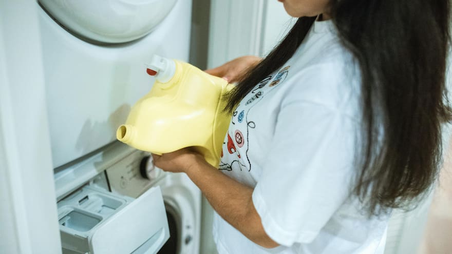 ¿Detergente líquido o en polvo? Cuál elegir según la ropa y el tipo de manchas