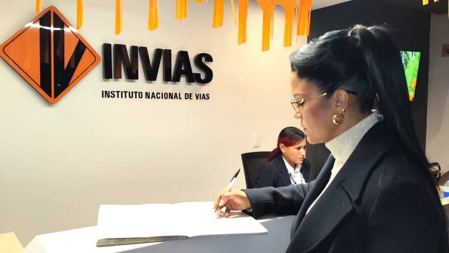 Alcaldesa electa de San Onofre, Sucre, participa en mesa de trabajo de Invías