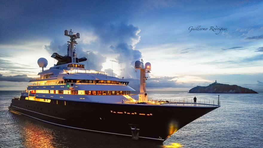 Un lujoso megayate engalana a Santa Marta y su Parque Tayrona