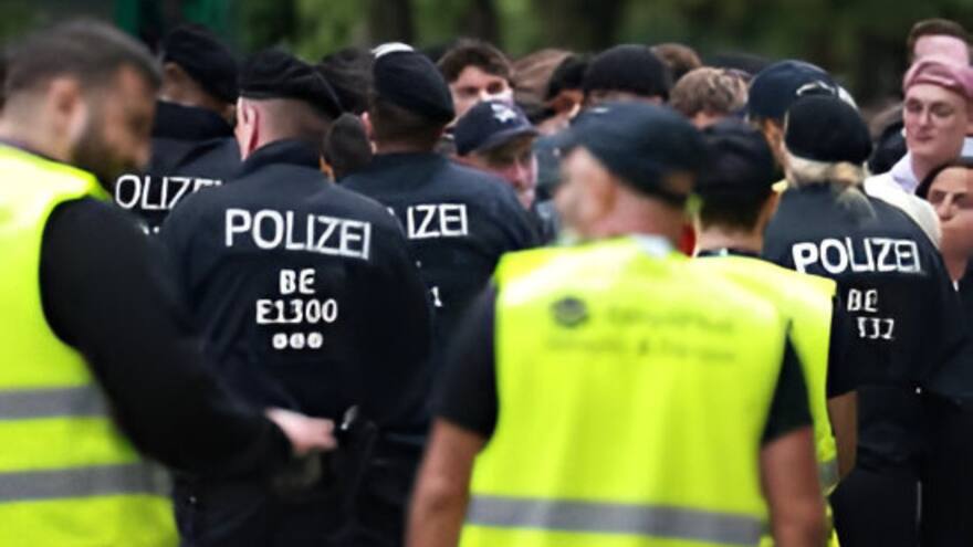 Hombre armado ataca a varias personas en Albstadt, Alemania