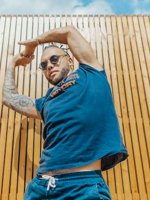 El síndrome de Peter Pan de los cantantes latinos