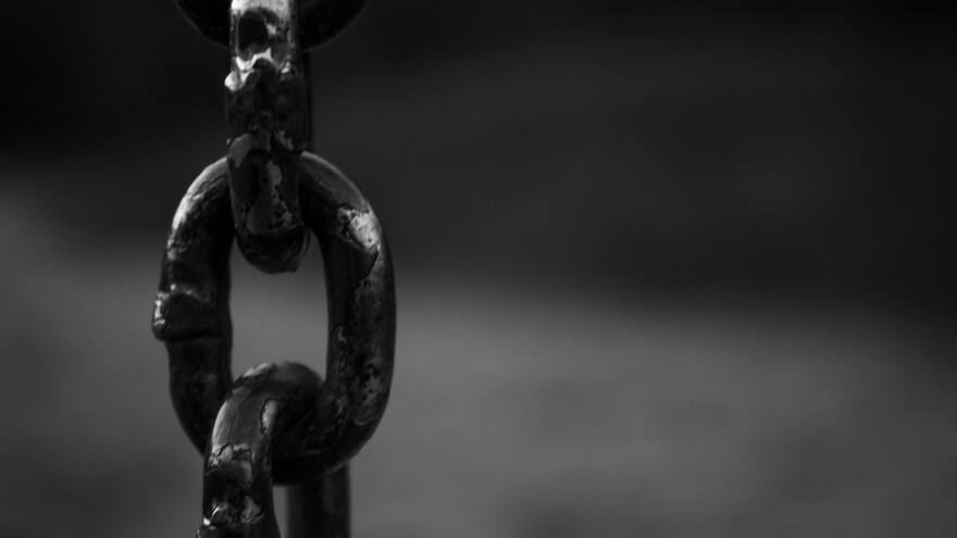 Arrestan a una pareja en Roma por esclavizar a su hija de 14 años