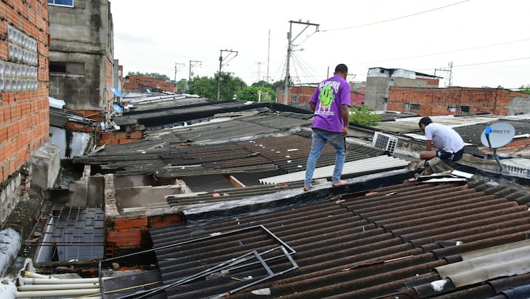 Viviendas destechadas y árboles caídos por fuertes vientos en Nuevo Milenio, Soledad