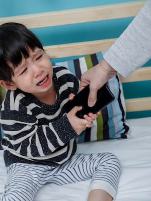 ¡Dame el celular, vieja ………!